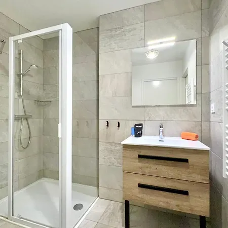 公寓 Charming 2 300m Walk From Du Bourget! *