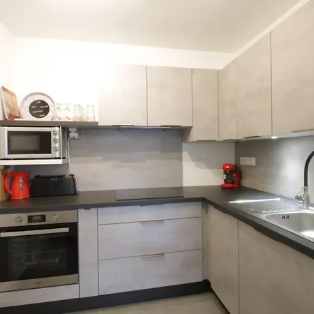 Charming 2 300m Walk From Du Bourget! Apartment Le Bourget-du-Lac